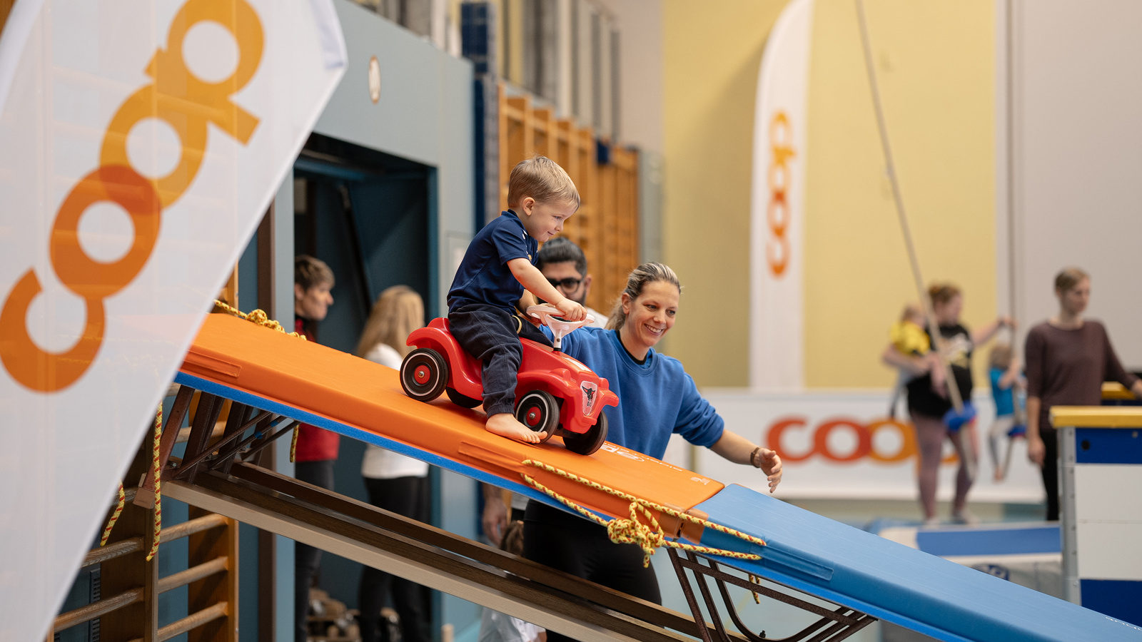 Vom Muki- zum Erwachsenen-Kind-Turnen – vom Coop Mukihit zum Coop Mixihit