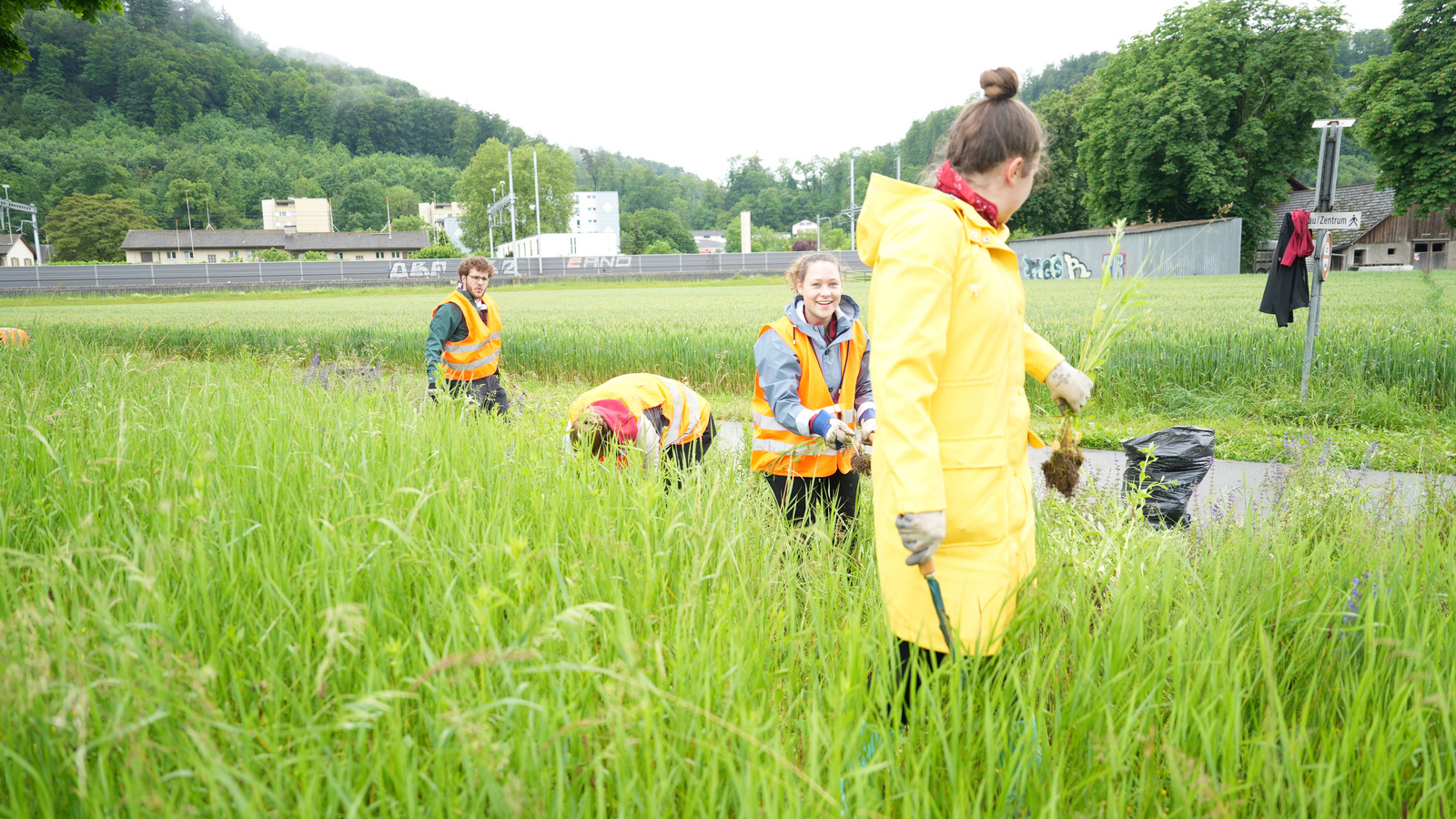 «Tag der guten Tat»: Neophythen und Abfallbeseitigung