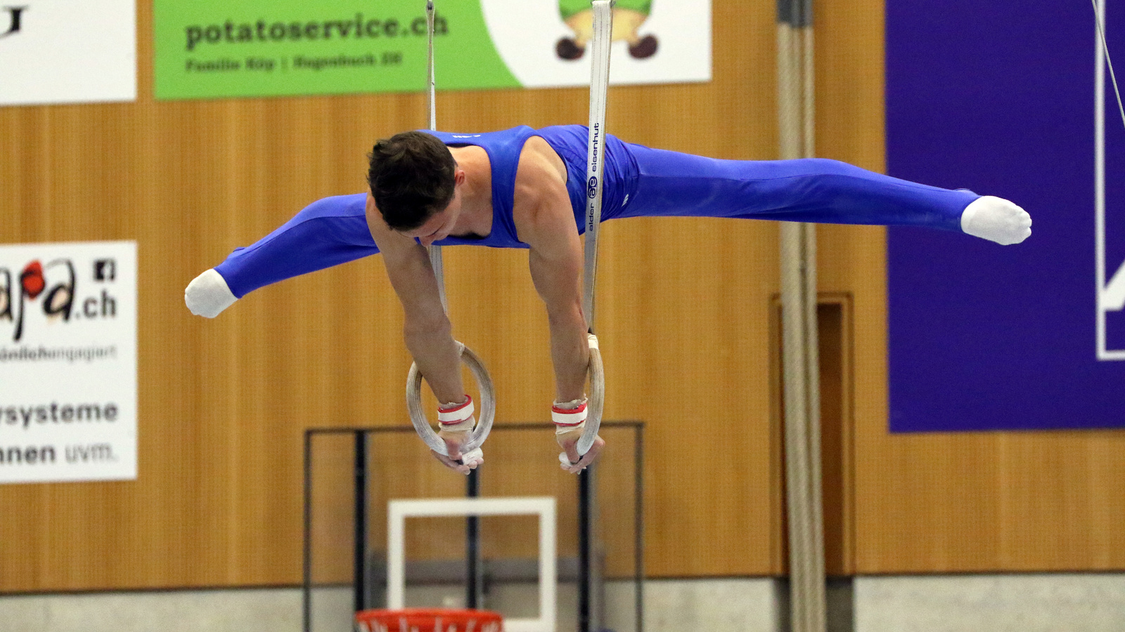 Kunstturnende kämpfen um den Mannschaftstitel