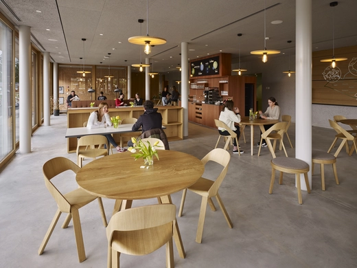 In der stylischen Jugendherberge Schaan-Vaduz könnt ihr den Städtetrip in einem fremden Land mit Wintersport in den Bergen verbinden.